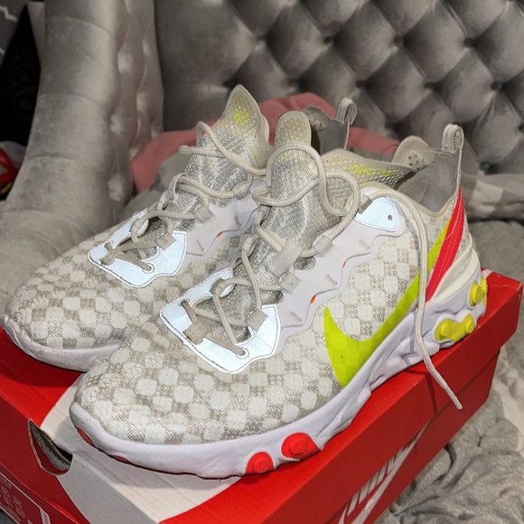 NIKE REACT WHITE/YELLOW/RED SIZE 10.5 - Picture 3 of 3